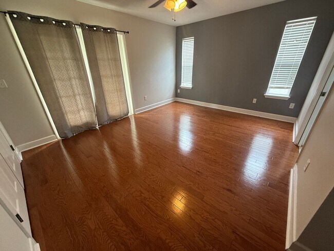 Building Photo - 3 Bed/2.5 Bath, 2 Story Townhouse in Summi...