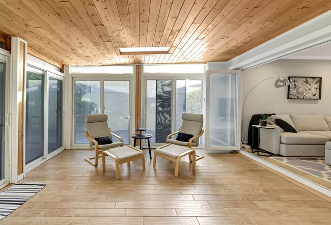 Building Photo - 11361 SW Pembroke Dr