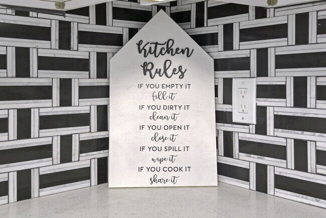 Building Photo - 1422 Dauphin Ln