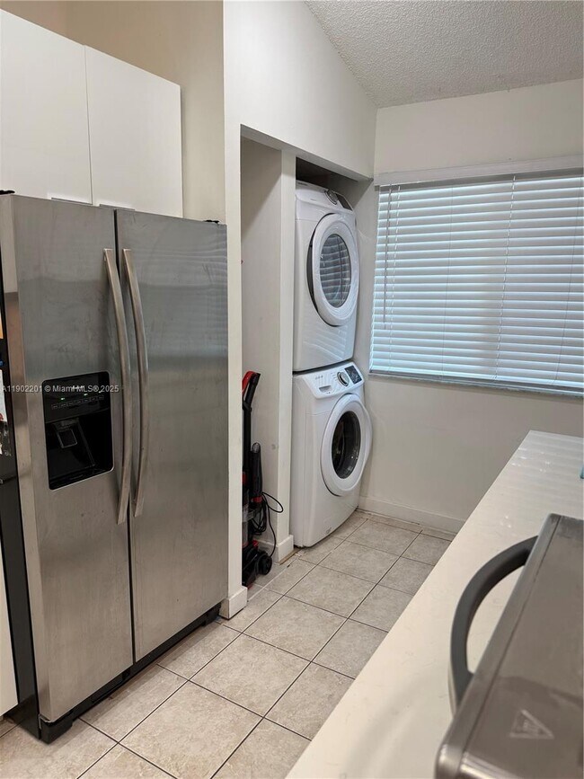 Building Photo - 5596 SW 28th Terrace