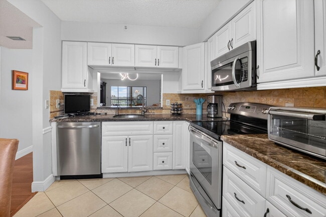 Building Photo - 6866 Huntington Ln