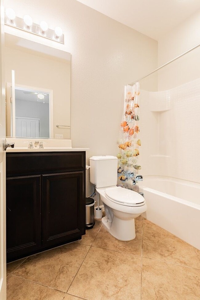 Building Photo - Exquisite 5 bedroom 4 bathroom home with fresh paint and new carpet waiting for you!