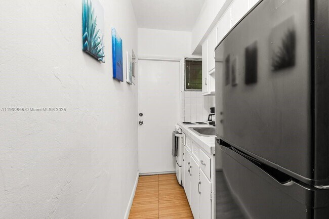 Building Photo - 618 NE 8th Ave