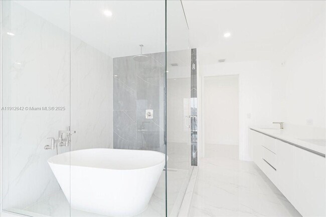 Building Photo - 700 NE 24th St