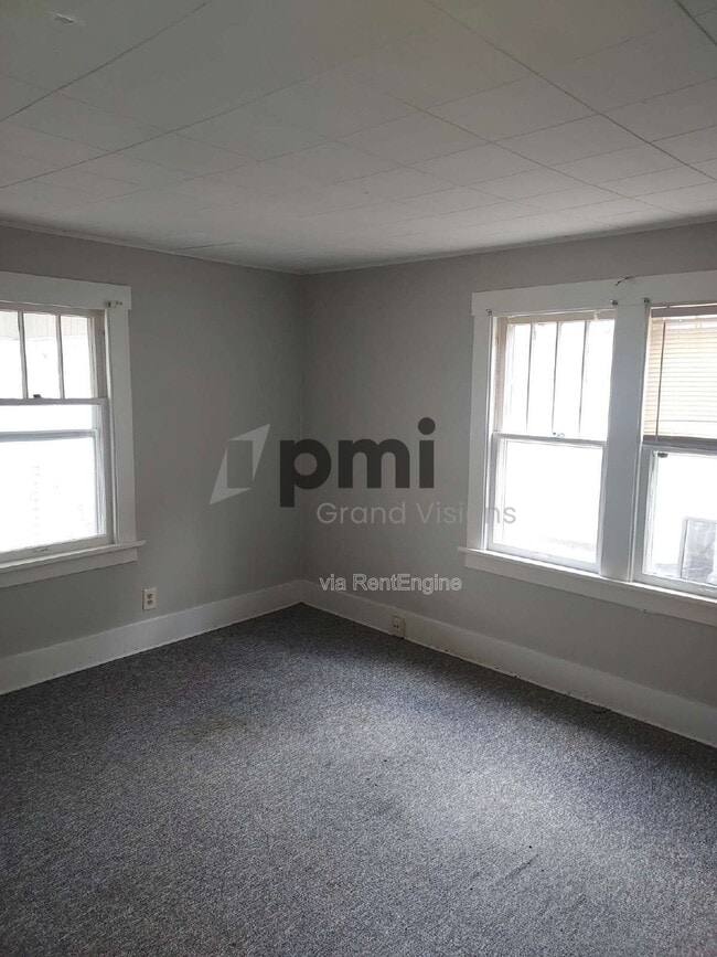 Building Photo - 2143 E Wood St