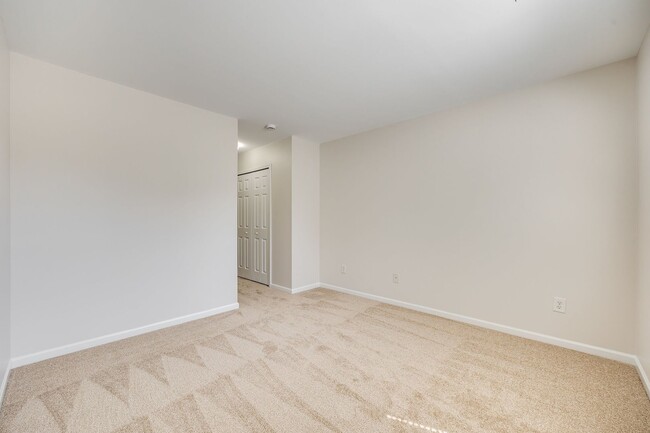 Building Photo - Beautiful 2 Bed 2.5 bath townhome in Benni...