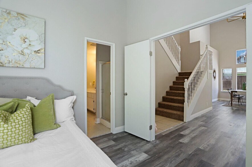 Building Photo - 2056 Middle River Dr