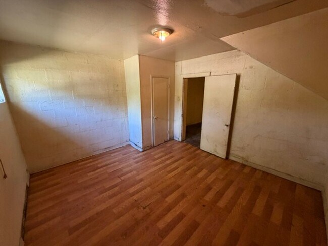 Building Photo - 3425 Sunset Dr