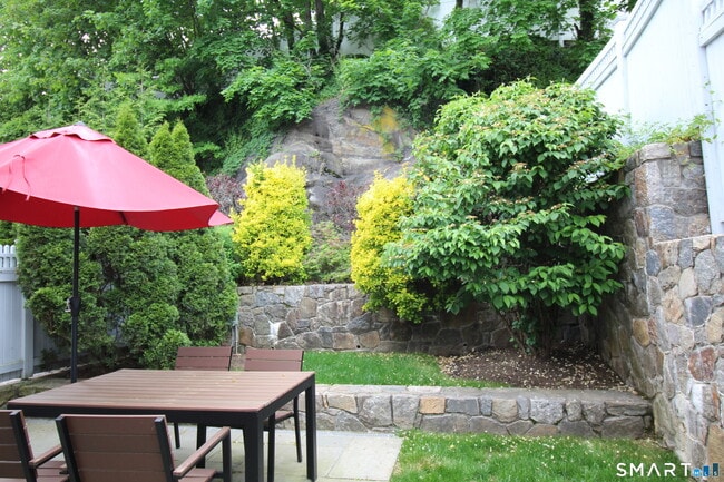 Building Photo - 288 Davis Ave