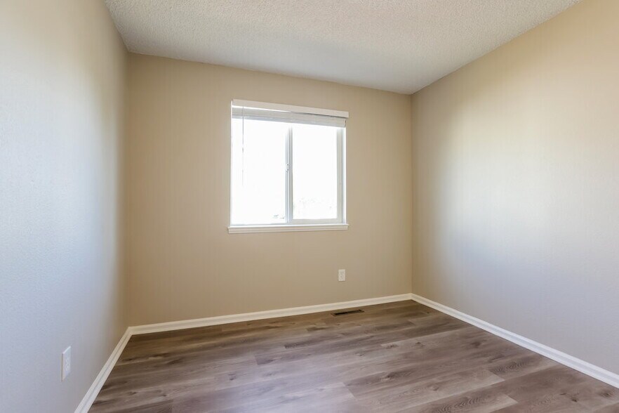 Building Photo - 16393 Goldenrod Way