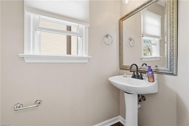 Building Photo - 1721 Chestwood Dr