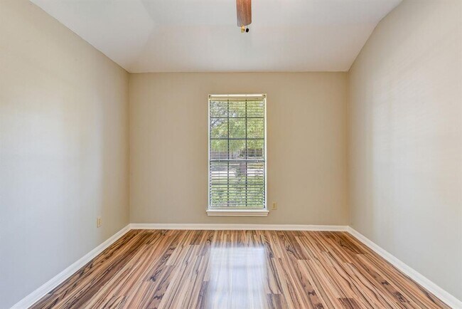 Building Photo - 3730 Sunshine Ln