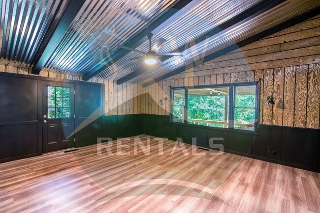 Building Photo - Beautifully remodeled 4 bedroom 2 bath hom...