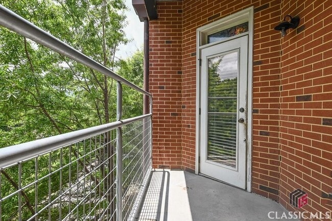 Building Photo - 250 Martha Dr