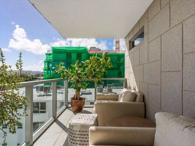 Building Photo - 9521 E Bay Harbor Dr