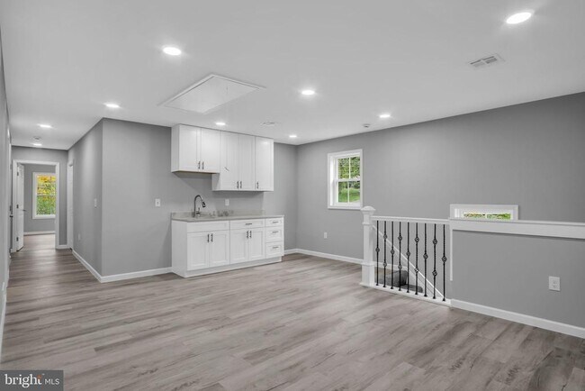 Building Photo - 1500 Embassy Dr