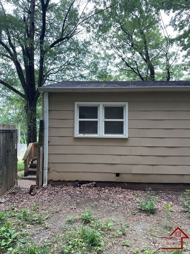 Building Photo - 712 Bronson St