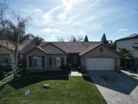 Building Photo - Spacious and inviting 4-bedroom, 2-bathroom home in a desirable Bakersfield neighborhood!