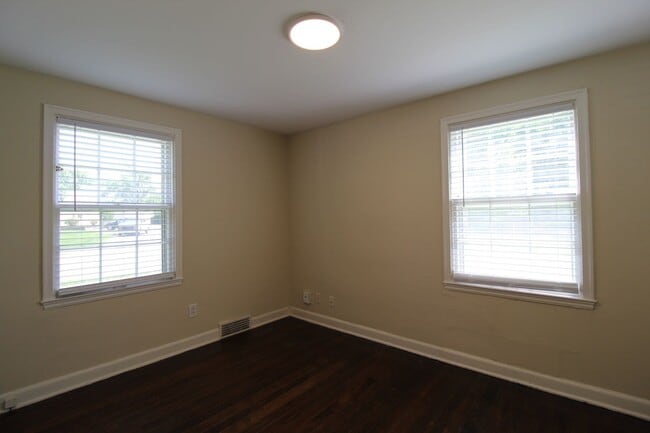 Building Photo - Fully Renovated 1 Bedroom 1 Bath in North Kansas City