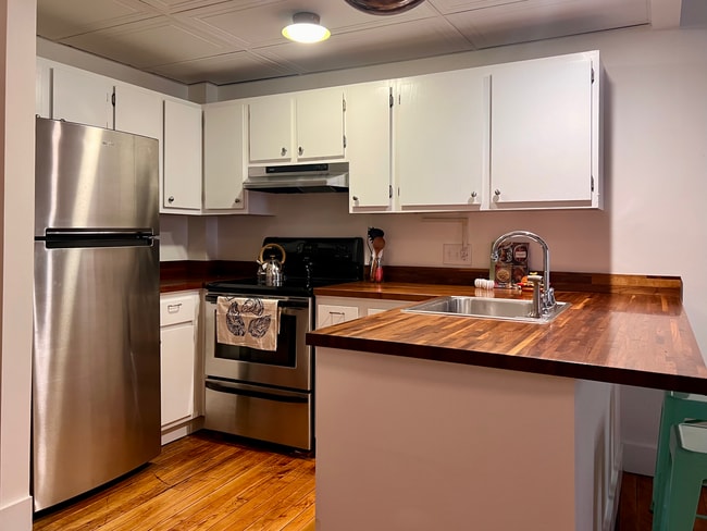 Building Photo - Historic, Fully Furnished Downtown Condo