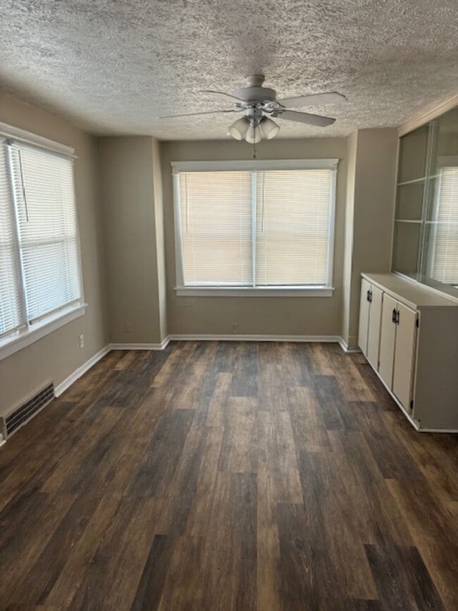 Building Photo - Charming Three Bedroom home close to Lakev...