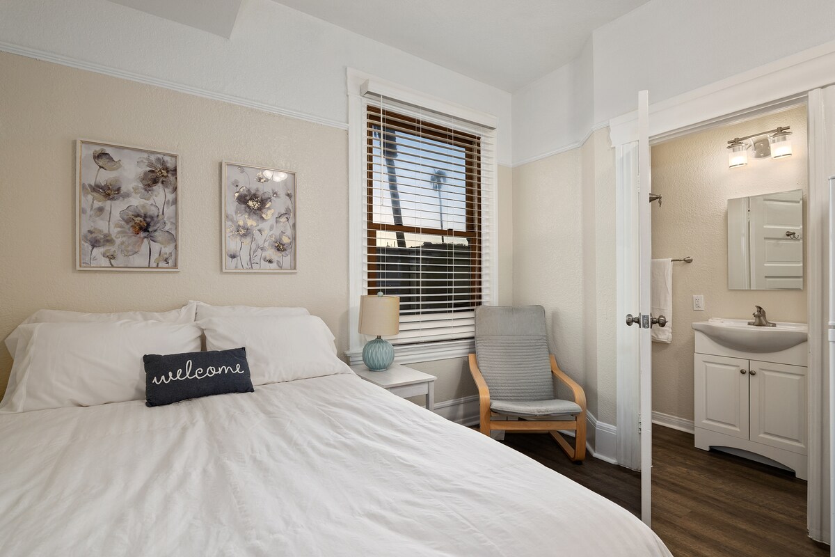 Building Photo - 2121 1st Ave