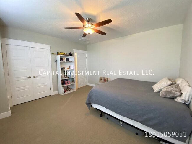 Building Photo - 224 E Pace Ln