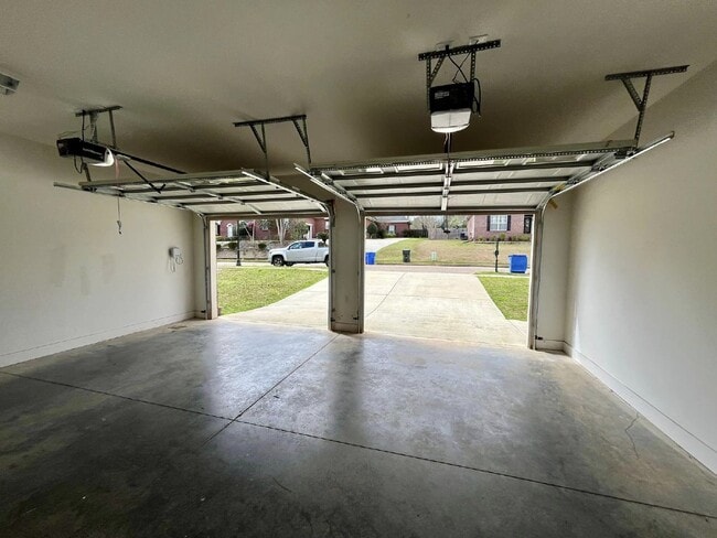 Building Photo - Available now FOR RENT in Dothan, AL!!