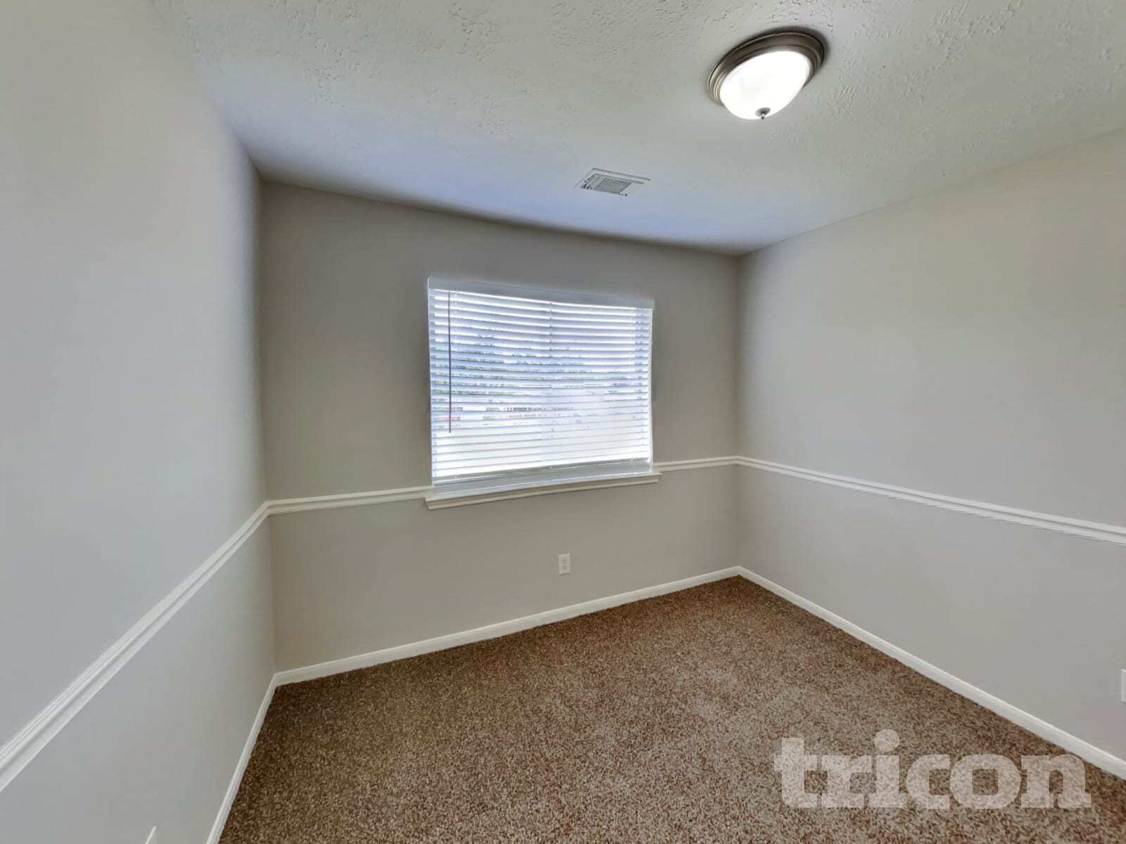 Building Photo - 423 Lazy Ln