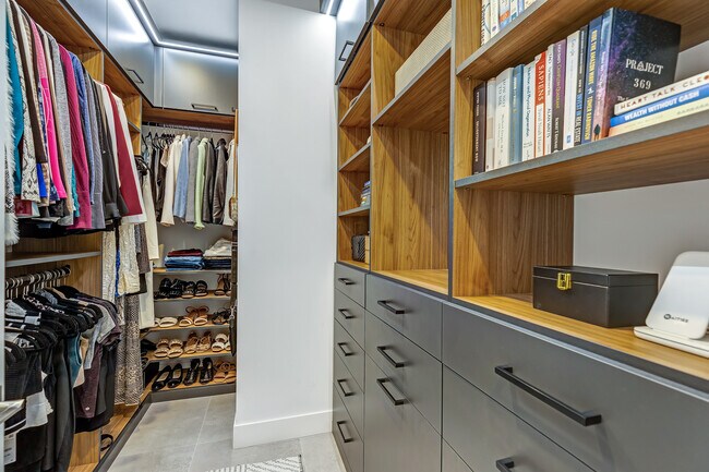 Building Photo - 704 SW 7th St