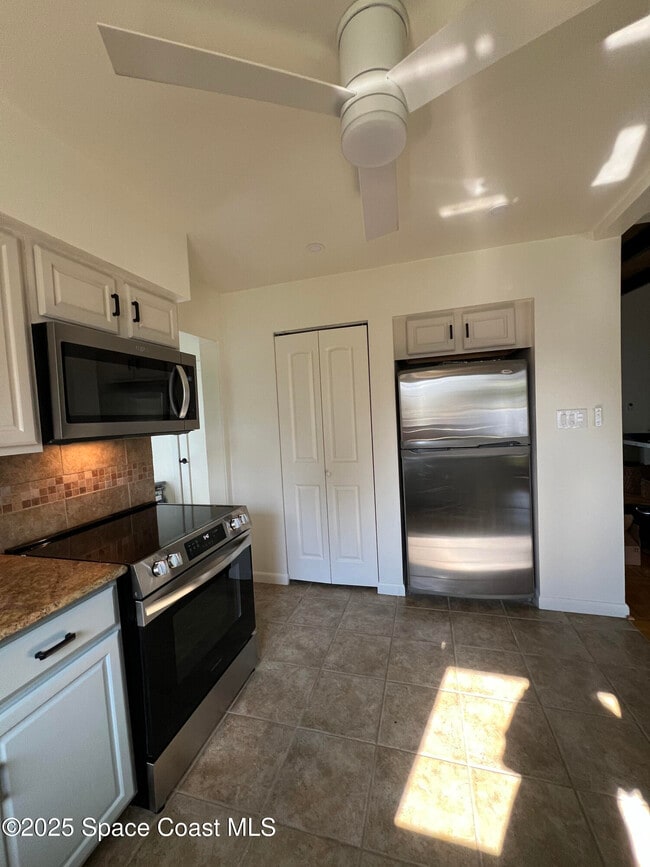 Building Photo - 2245 Sunset Ave