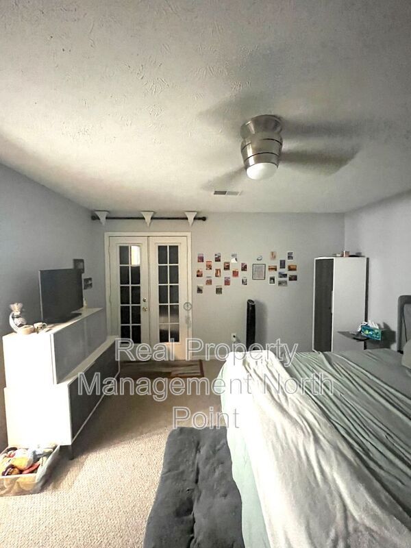 Building Photo - 5127 Village Green Way