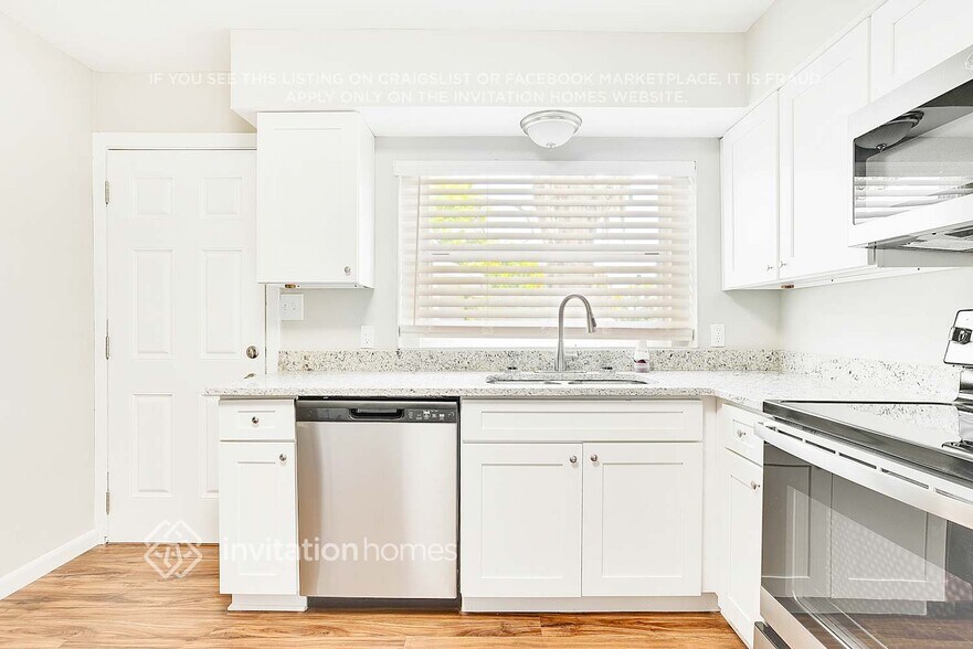 Building Photo - 1115 N Powers Dr