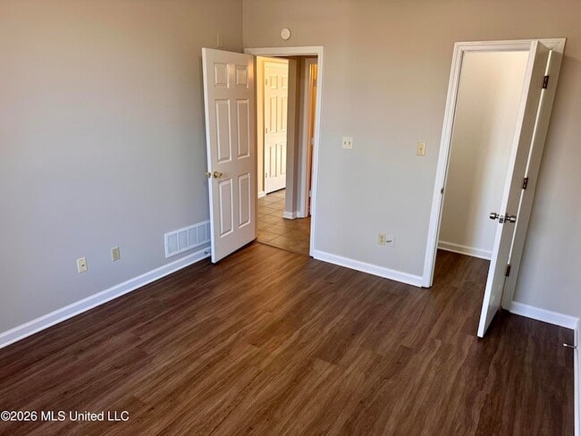 Building Photo - 8170 Clubview Dr