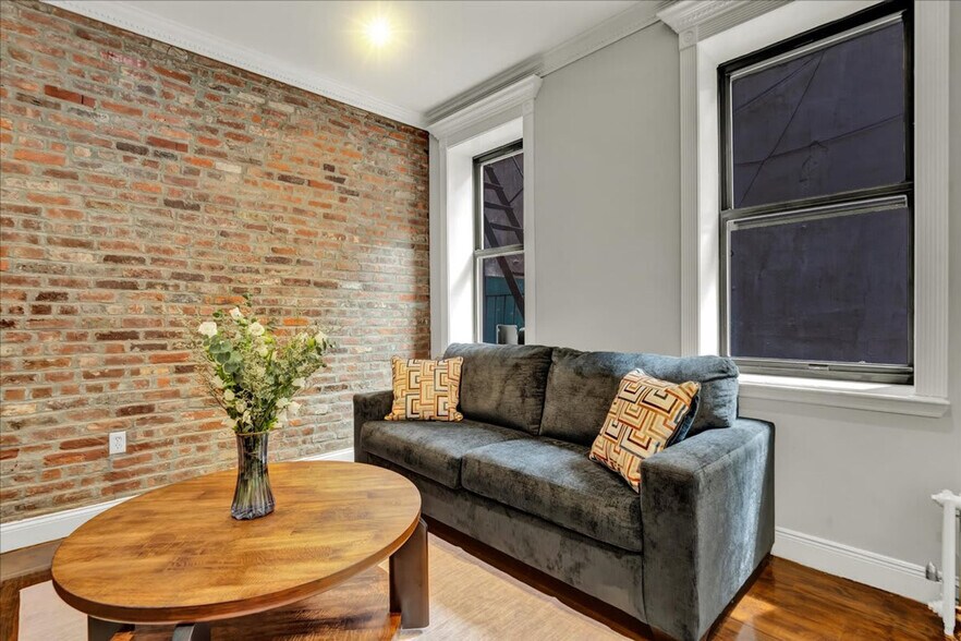 Building Photo - 346 E 18th St