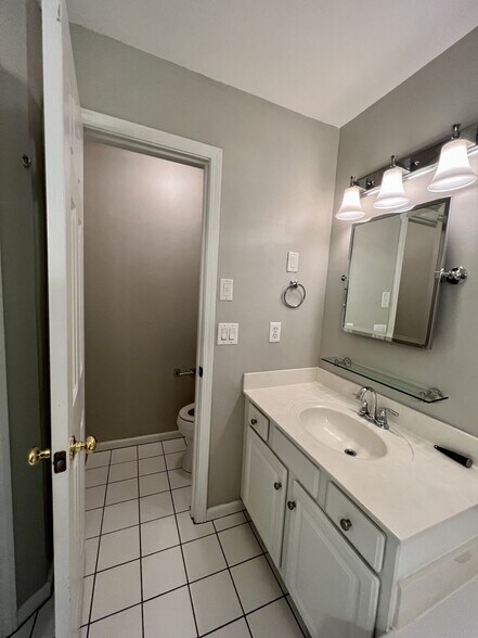 Building Photo - 116 Carriage Ct