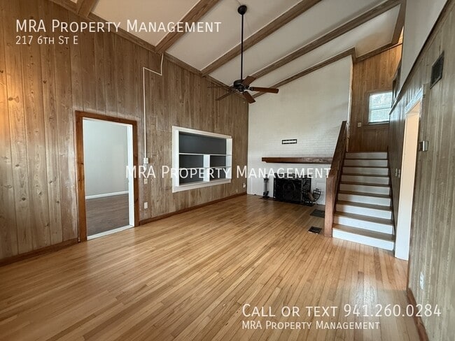 Building Photo - 217 6th St E