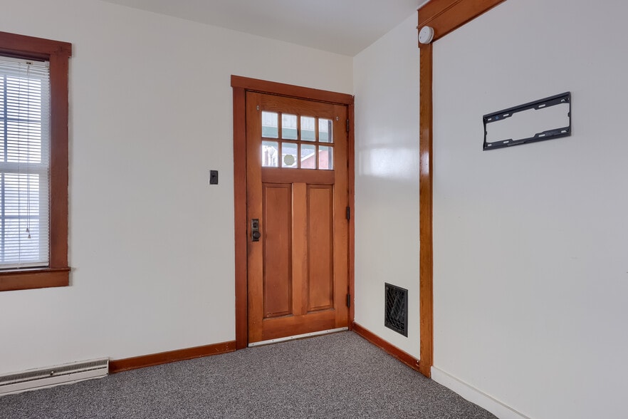 Building Photo - 123 N Spruce St