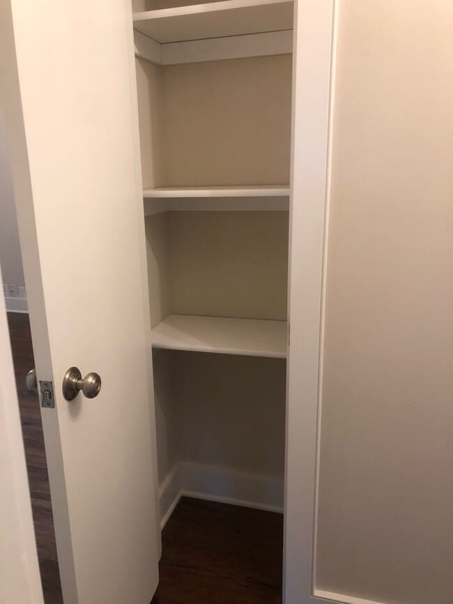 Building Photo - 615 Rice St E