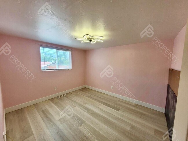 Building Photo - 4 Bedroom Home in Downtown Rifle for Rent