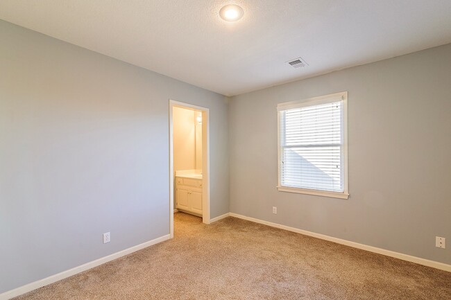 Building Photo - Gorgeous 4 Bedroom home in Blue Valley Schools