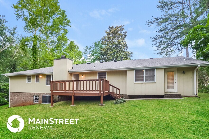 Building Photo - 2245 Pinewood Dr