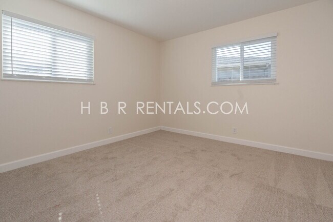 Building Photo - Freshly Renovated Home with Brand-New Flooring and Remodeled Kitchen in Manteca