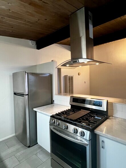 Building Photo - 2028 1/2 N Commonwealth Ave