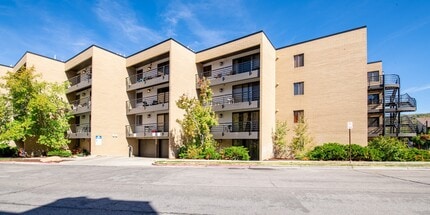 Building Photo - Conveniently Located Condo in Prospector S...
