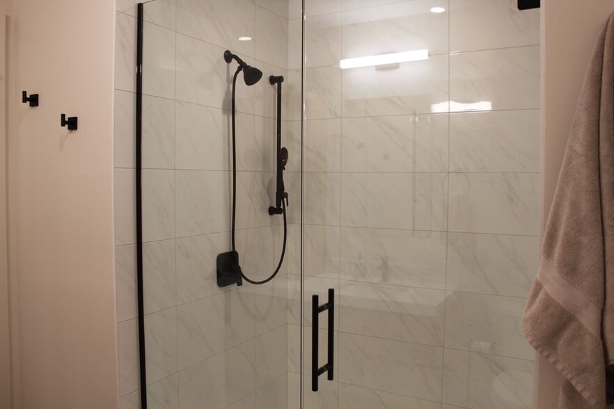 Large walk-in shower - 125 Cambrian Way