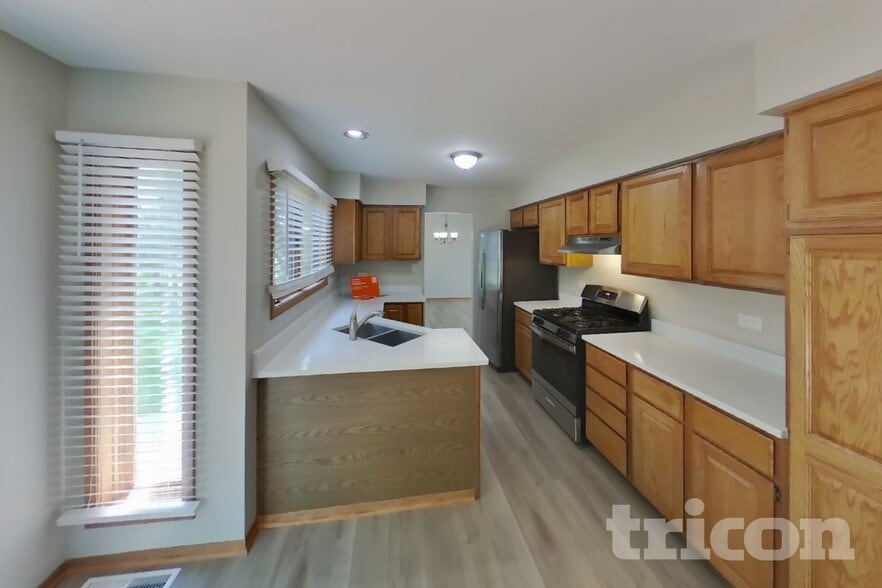Building Photo - 5004 Lake Dawnwood Dr