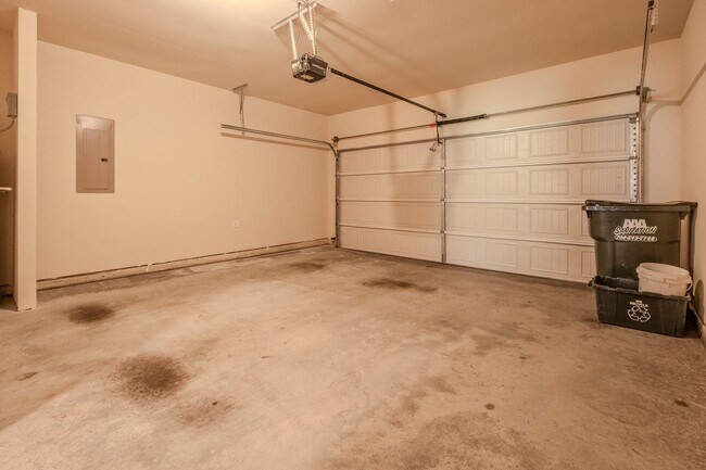 Building Photo - Move-In Ready 3BR Home | $2,100 with Lawncare or $2,000 Tenant Maintained