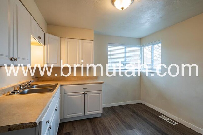 Building Photo - 226 W 400 N