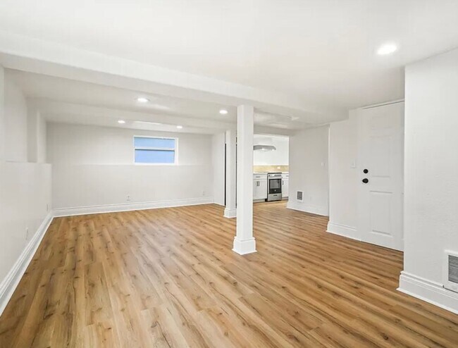 Building Photo - 125 NE Shaver St